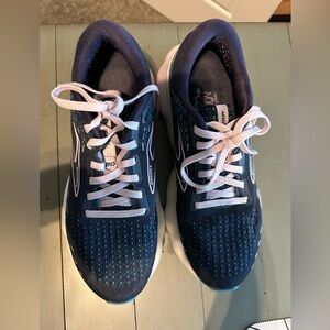 Women’s Brooks size 8